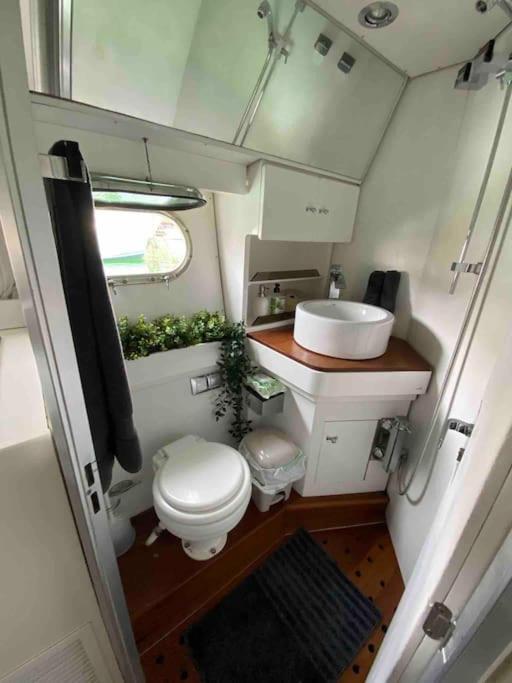 Barco Muy Romantico Con Parking! Sant Adria de Besos Ngoại thất bức ảnh