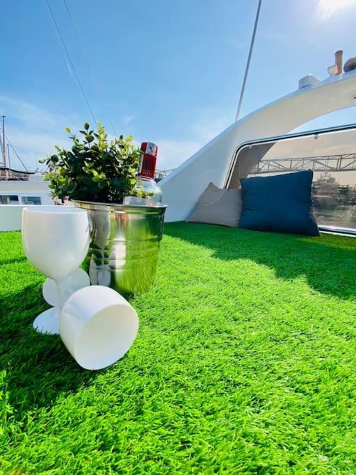 Barco Muy Romantico Con Parking! Sant Adria de Besos Ngoại thất bức ảnh