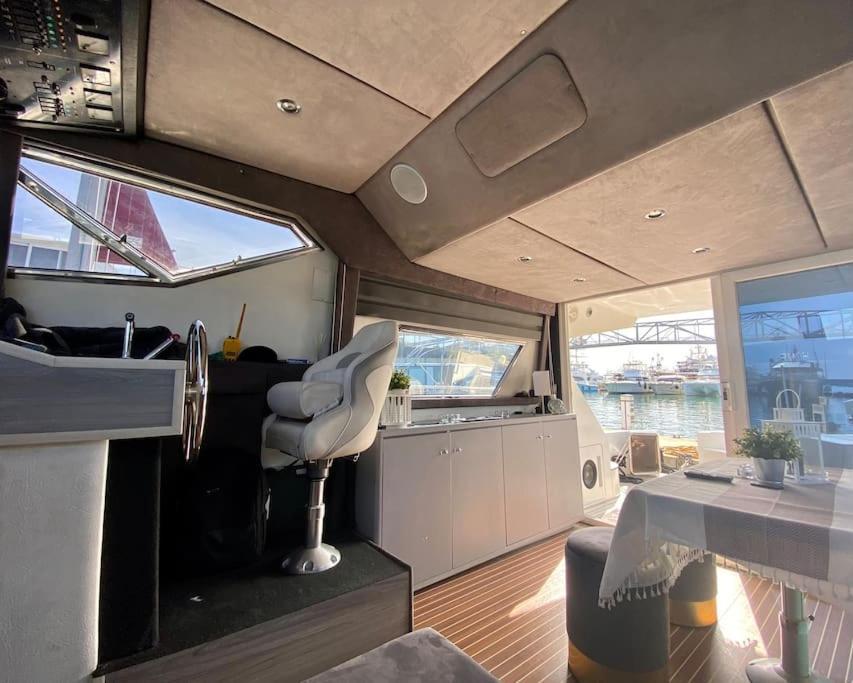 Barco Muy Romantico Con Parking! Sant Adria de Besos Ngoại thất bức ảnh