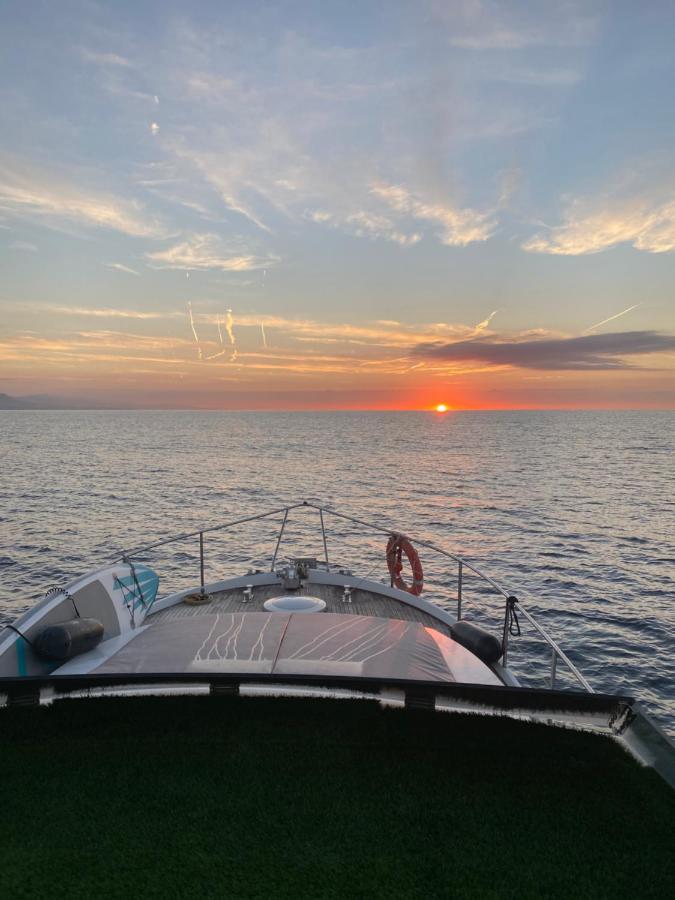 Barco Muy Romantico Con Parking! Sant Adria de Besos Ngoại thất bức ảnh