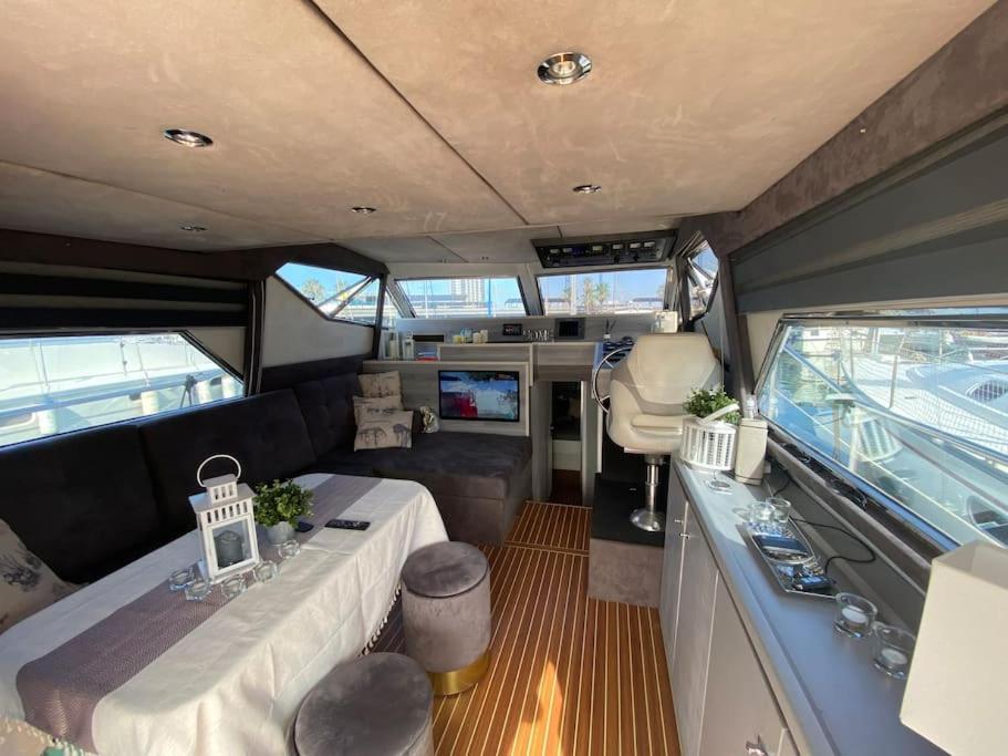 Barco Muy Romantico Con Parking! Sant Adria de Besos Ngoại thất bức ảnh